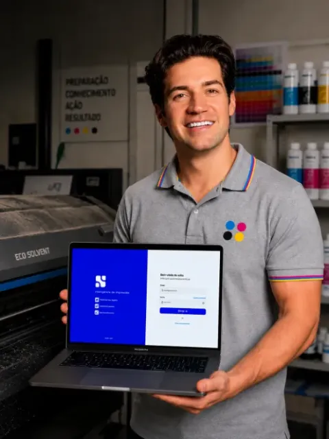 Judah Adonai apresentando o sistema de gestão em um notebook