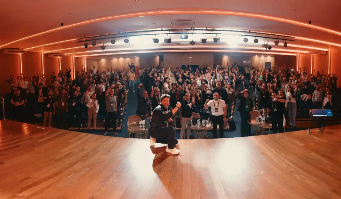 Judah Adonai no palco com a plateia